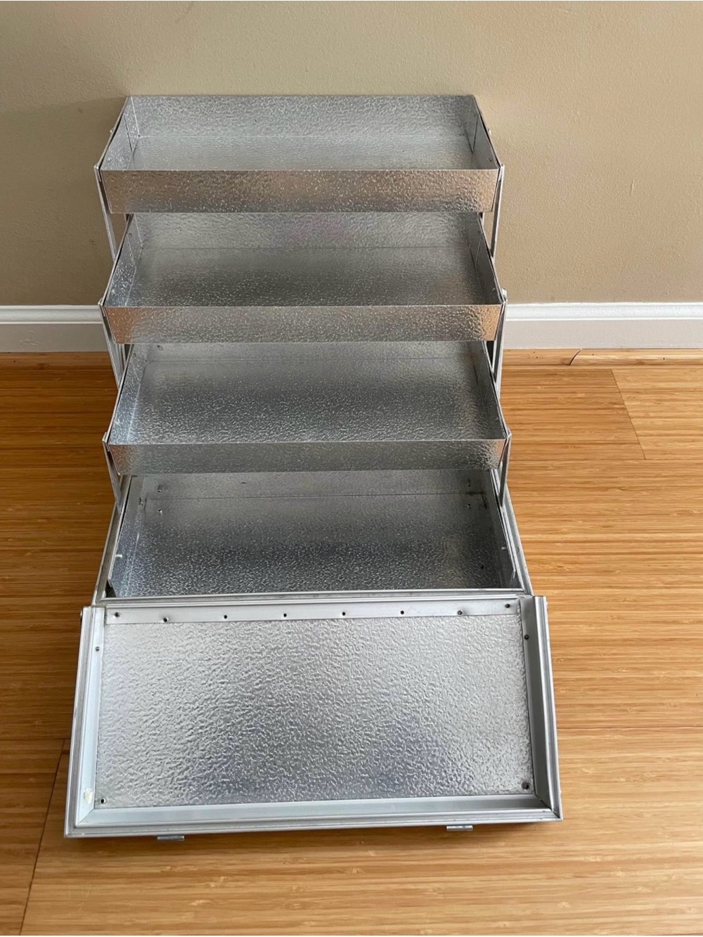 VINTAGE RARE MAC Silver Metallic Makeup Train Case - Picture 3 of 4